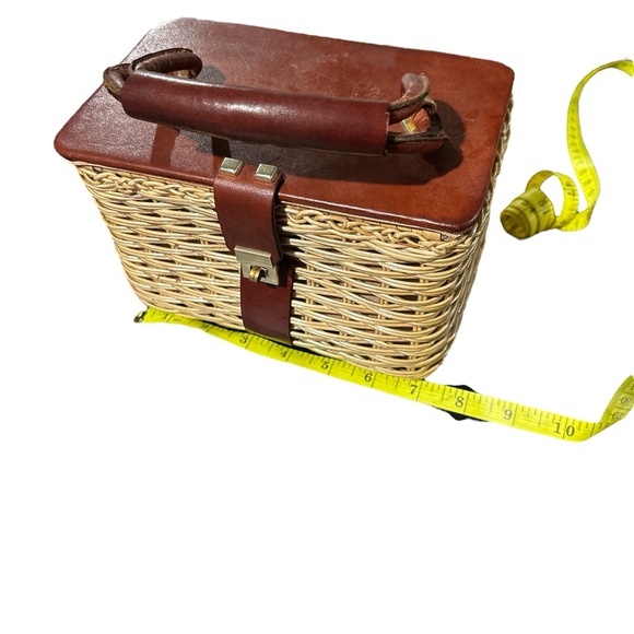Vintage tan Wicker Basket Purse
Handbag gold hardware brown leather handles - Picture 7 of 8
